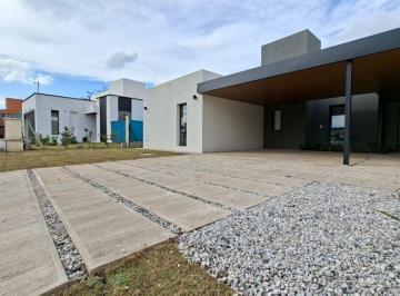 Casa de 6 ambientes, Córdoba · A Estrenar - Casa en Venta - Country Siete Soles - 3 Dorm (1 en Suite) 3 Baños - 2 Cocheras - Galería con Asado