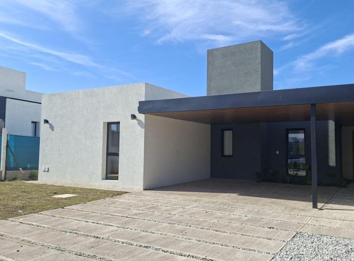 Casa · 225m² · 6 Ambientes · 2 Cocheras