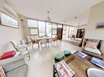 Casa · 240m² · 8 Ambientes · 1 Cochera · Casa en Venta Jardin Claret por Debajo del Costo