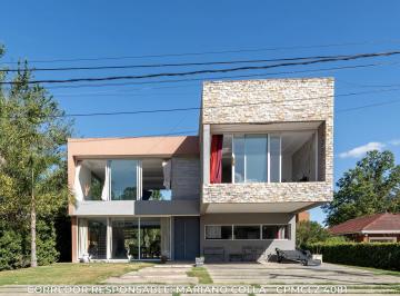 Casa · 380m² · 5 Ambientes · 1 Cochera · Casa de 5 Ambientes Sobre Lote de 900 m² en Barrio Las Perdices – Virrey del Pino