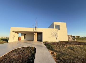 Casa · 222m² · 6 Ambientes · 2 Cocheras · Venta: Casa de Tres Dorm., Galería con Parrillero y Pileta. Vida Club de Campo, Funes