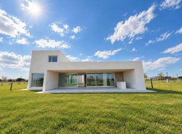 Casa · 222m² · 6 Ambientes · 2 Cocheras · Venta: Casa de Tres Dorm., Galería con Parrillero y Pileta. Vida Club de Campo, Funes