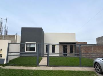 Frente · Venta Casa 2 Dorm. Altos de Alberdi Plottier