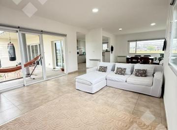 Casa · 232m² · 5 Ambientes · 4 Cocheras · Venta - Casa 3 Dorm. - Apto Credito Hipotecario | B° Los Castaños | Plottier | Neuquén