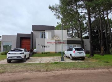 Casa · 339m² · 7 Ambientes · 4 Cocheras · Casa en Venta en La Herradura de Pinamar. Espectacular!