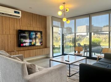 Casa · 270m² · 4 Ambientes · 6 Cocheras · Alquiler en Terralagos, Canning. Impecable