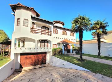 Casa · 750m² · 6 Ambientes · Excelente Chalet de Estilo Colonial en Lo Mejor del Barrio Las Farolas (Parque Luro)