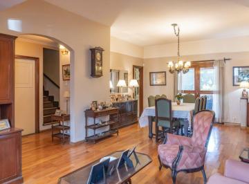 Casa · 151m² · 4 Ambientes · 1 Cochera · Venta Casa 4 Ambientes con Jardin y Cochera Olivos