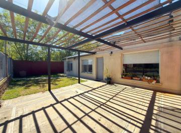 Casa · 85m² · 3 Ambientes · 1 Cochera · Casa en Venta con Pileta en Azul, Buenos Aires