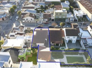 Casa · 230m² · 4 Ambientes · 1 Cochera · Casa Semicentrica con Quincho y Pileta