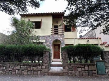 Casa · 203m² · 5 Ambientes · 1 Cochera · Venta Casa C/cochera Zona Parque San Martin