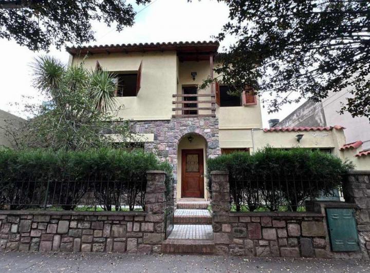 Casa · 203m² · 5 Ambientes · 1 Cochera