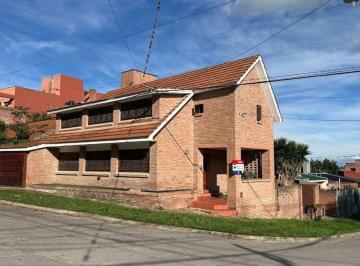 Casa · 250m² · 7 Ambientes · 2 Cocheras · Venta Casa B° Los Perales 4 Dorm Esquina