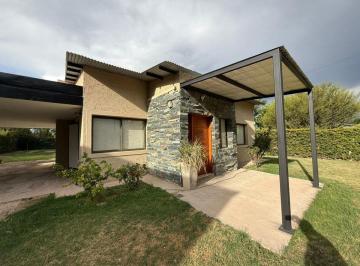 Casa · 212m² · 5 Ambientes · 1 Cochera · Venta Casa B° Ranchos La Merced Maipú