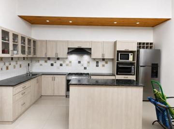 Casa · 200m² · 5 Ambientes · 3 Cocheras · Venta Casa C/depto Multifamiliar Tigre