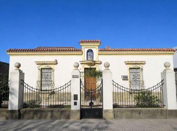 Casa · 233m² · 4 Ambientes · 1 Cochera · Casa a La Venta Barrio Matheu