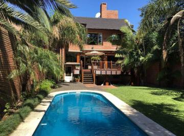 Casa · 480m² · 5 Ambientes · 4 Cocheras · Casa 5 Ambientes en Venta Bernal Pisc/coch/quincho