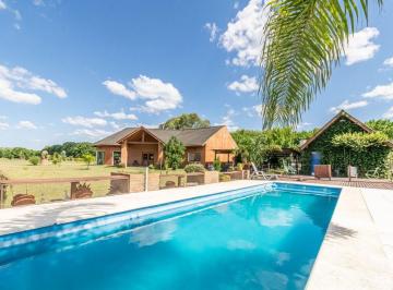 Casa · 216m² · 5 Ambientes · 1 Cochera · Venta - 5 Ambientes - 1 Ha - Piscina - La Macarena