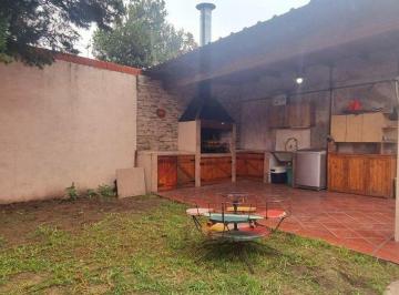 Casa · 69m² · 3 Ambientes · 1 Cochera · Casa 3 Amb Venta Banfield Fondo Garage Quincho