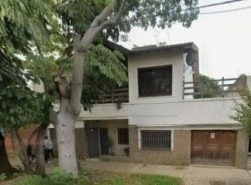 Casa · 195m² · 4 Ambientes · 2 Cocheras · Casa 5 Ambientes en Venta Banfield con Patio