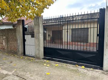 Casa · 100m² · 3 Ambientes · 1 Cochera · Casa 3 Ambientes en Venta con Parque en Longchapms