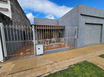 Casa · 120m² · 2 Ambientes · 1 Cochera · Venta Casa 2 Amb Amplio Fondo Galeria Parrilla