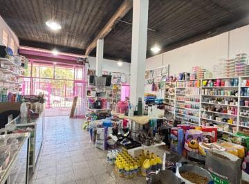 Bodega-Galpón · 228m² · Venta Local Galpon. con Departamentos Merlo
