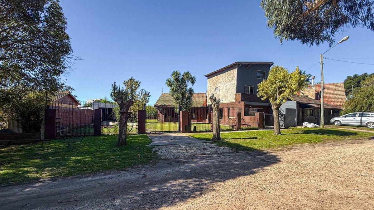 Casa 5 amb + depto 3 amb en lote doble con gran parque — Las Margaritas