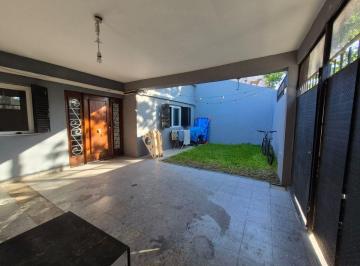 Casa · 87m² · 3 Ambientes · 1 Cochera · Casa de 3 Ambientes en Venta en Lanus con Terraza