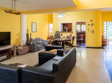 Casa · 175m² · 4 Ambientes · 1 Cochera · Casa en Venta 3 Dorm. con Pileta Arroyito