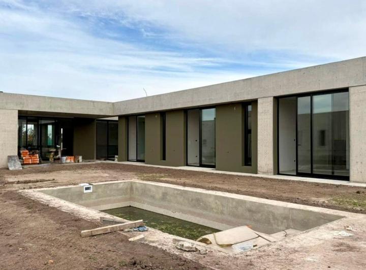 Casa · 174m² · 5 Ambientes · 2 Cocheras