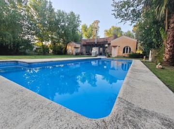 Quinta vacacional · 284m² · 4 Dormitorios · 2 Cocheras · Casa en Venta Barrio Cube Escobar