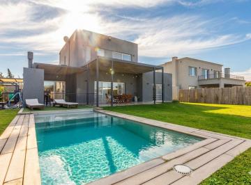 Casa · 250m² · 5 Ambientes · 2 Cocheras · Venta: 4 Habitaciones + Escritorio - Lote Central
