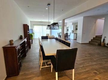 Casa · 261m² · 4 Ambientes · 1 Cochera · Florida Oeste Casa Venta 5 Amb Cochera y Pileta