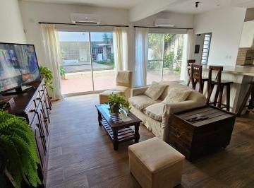 Casa · 261m² · 5 Ambientes · 1 Cochera · Florida Oeste Casa Venta 5 Amb Cochera y Pileta