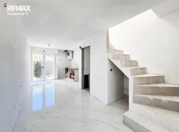 Casa · 50m² · 3 Ambientes · 2 Cocheras · Duplex en Venta en Villa Elisa