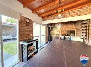 Casa · 115m² · 6 Ambientes · 2 Cocheras · Casa Venta Quilmes con Pileta Quincho y Depto