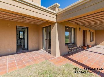Casa · 178m² · 5 Ambientes · 1 Cochera · Casa en Venta en Laguna Vitel