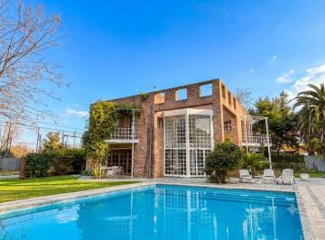 Casa · 247m² · 6 Ambientes · 2 Cocheras · Venta de Casa 4 Dorm. + Pileta