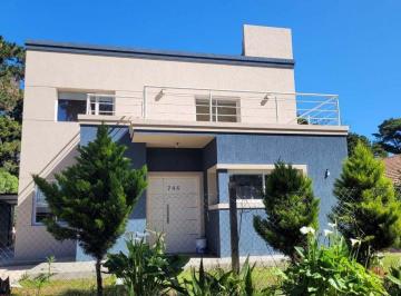 Casa · 230m² · 6 Ambientes · 1 Cochera · Casa en Venta en Ostende