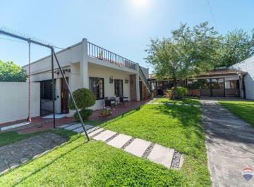 Casa · 253m² · 5 Ambientes · 5 Cocheras · Casa 5 Ambientes Venta Ramos Mejia con Jardin