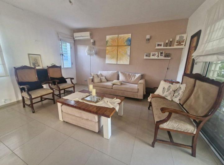 Casa · 230m² · 8 Ambientes · 2 Cocheras