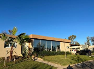 Casa · 160m² · 4 Ambientes · 3 Cocheras · Venta Casa 4 Ambientes, Barrio Santa Elena