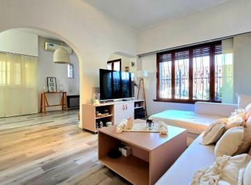 Casa · 135m² · 4 Ambientes · 3 Cocheras · Casa Chalet 4 Amb. con Cochera Piscina y Quincho