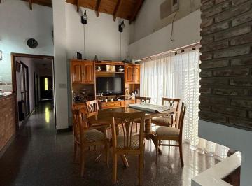Casa · 210m² · 5 Ambientes · 1 Cochera · Casa en Venta 5 Ambientes Mas un Dpto 3 Ambientes