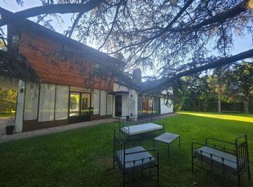 Casa · 260m² · 7 Ambientes · Venta Casa 6 Amb en Parque Leloir con Pileta