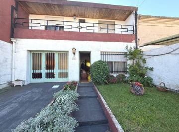 Casa · 106m² · 4 Ambientes · 1 Cochera · Venta Casa 2p Parque, Quincho y Pileta V Ballester