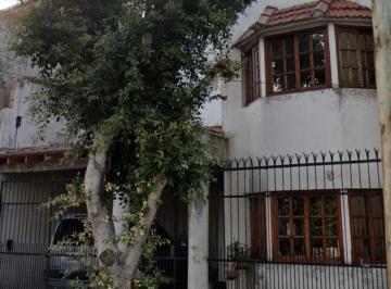 Casa · 149m² · 4 Ambientes · 1 Cochera · Casa Venta 4 Amb. C/ Jardín y Cochera.
