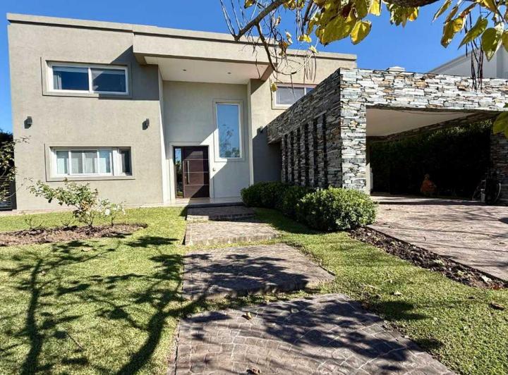 Casa · 413m² · 7 Ambientes · 4 Cocheras