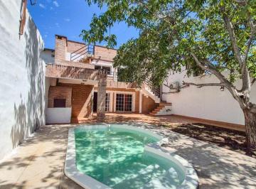 Casa · 275m² · 8 Ambientes · 3 Cocheras · Vendo Casa 3 Dorm. C/pileta Bº Crisol
